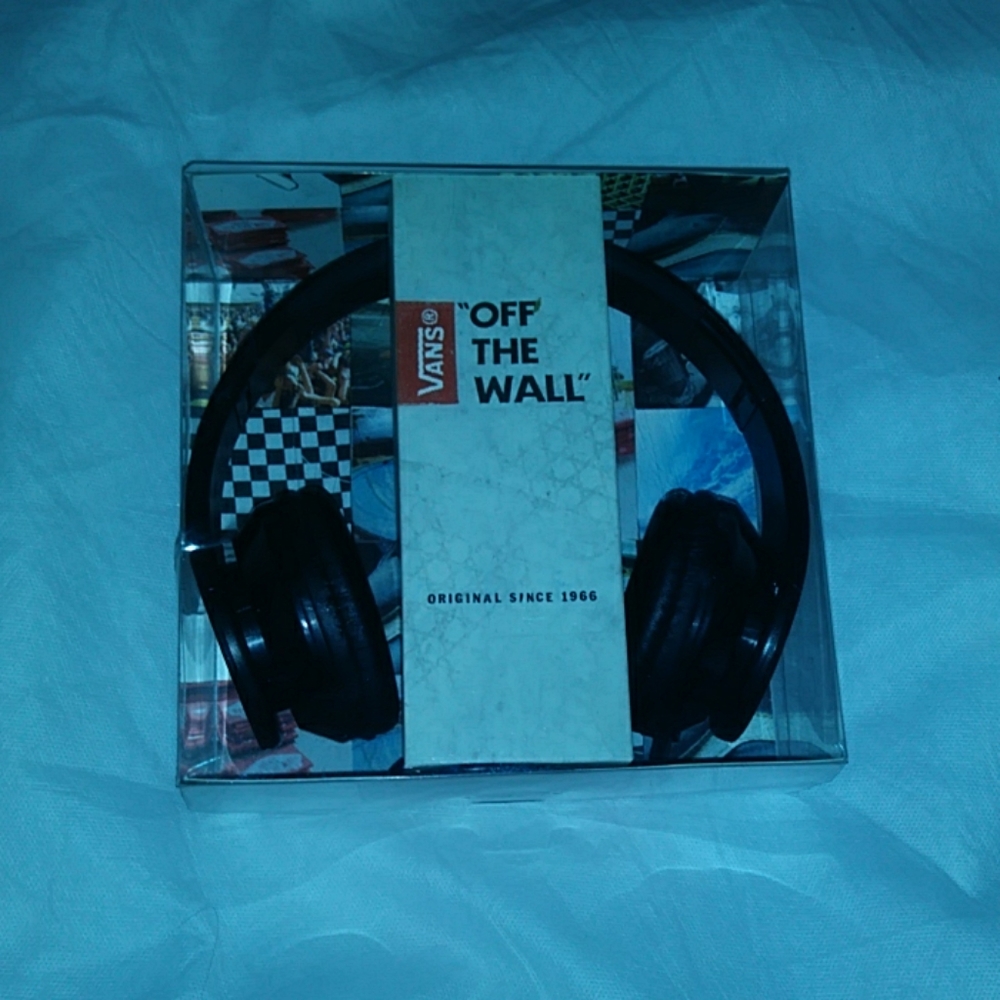 Vans off the wall headphones